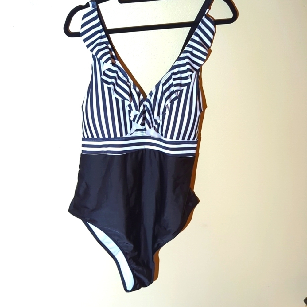 No Name Black And White Swimsuit, Size 3XL